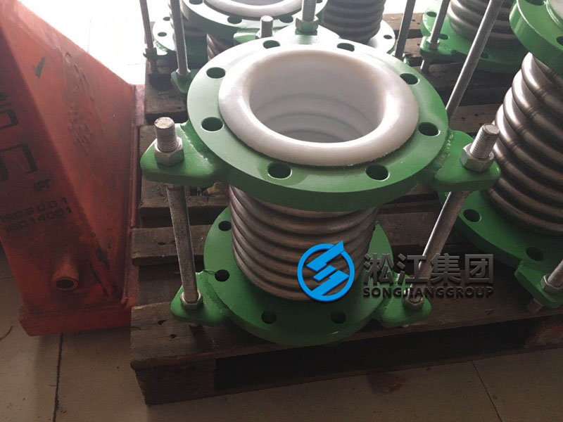 內襯四氟波紋補償器發往四川攀枝花