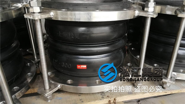 剛生產出來的雙球耐負壓橡膠軟接頭即將發貨