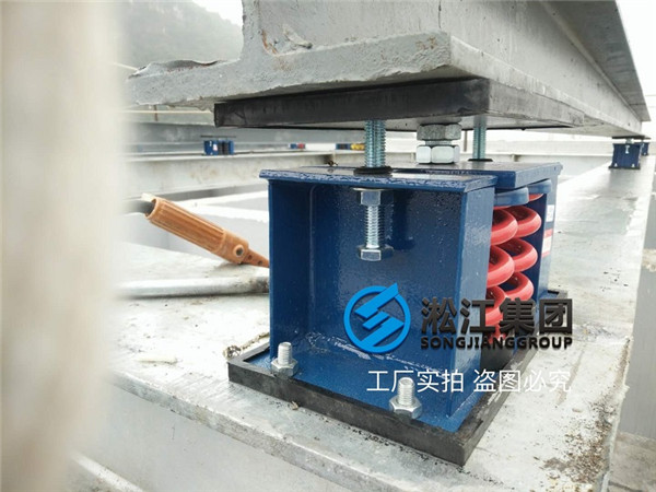 ZTF彈簧減振器方形冷卻塔安裝現場 ZTF彈簧減振器方形冷卻塔安裝現場